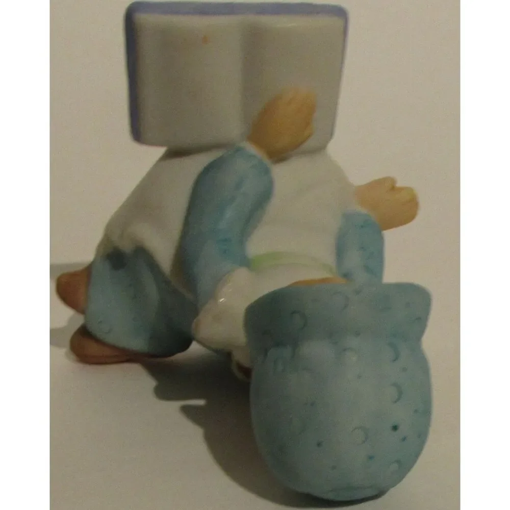 Holly Hobbie Summit collection porcelain figurine reading a book, book lovers